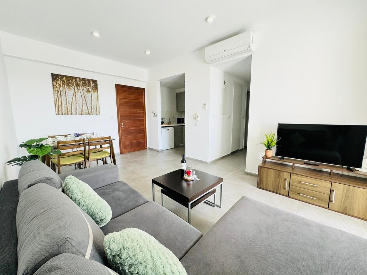 Sunny 2-bedroom - Pool, Gym & Balcony Views - Elysia Park- Center Apartment