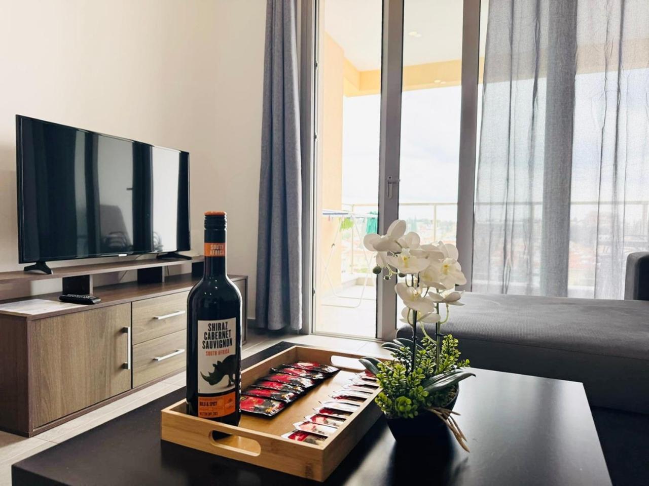 Sunny 2-bedroom - Pool, Gym & Balcony Views - Elysia Park- Center *