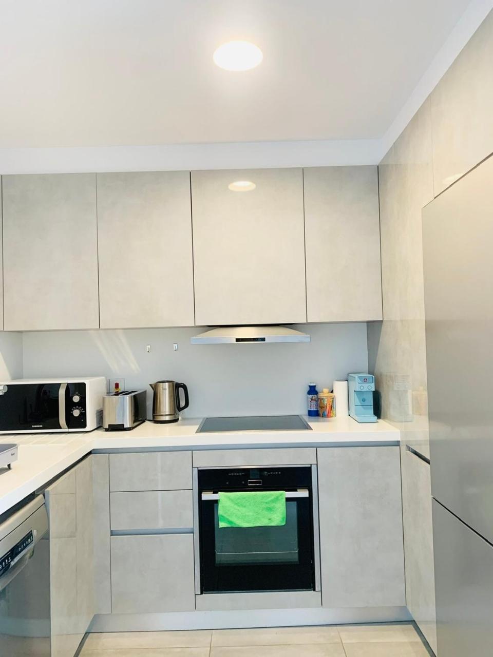 Sunny 2-bedroom - Pool, Gym & Balcony Views - Elysia Park- Center Apartment *