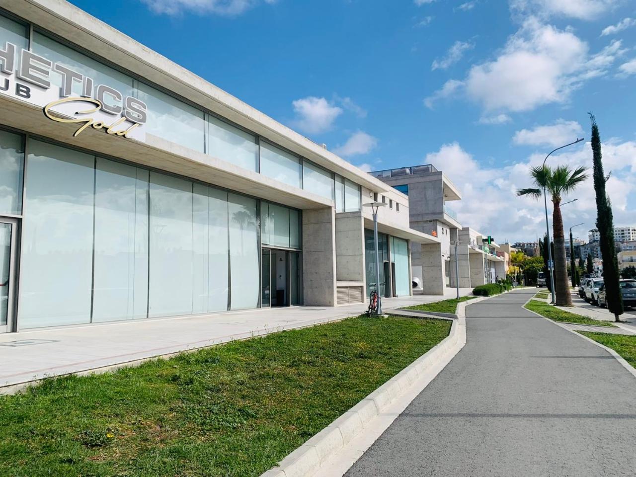 Sunny 2-bedroom - Pool, Gym & Balcony Views - Elysia Park- Center *