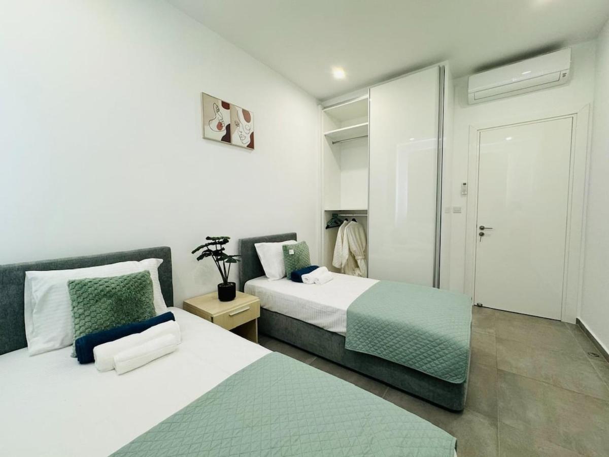 Sunny 2-bedroom - Pool, Gym & Balcony Views - Elysia Park- Center Apartment