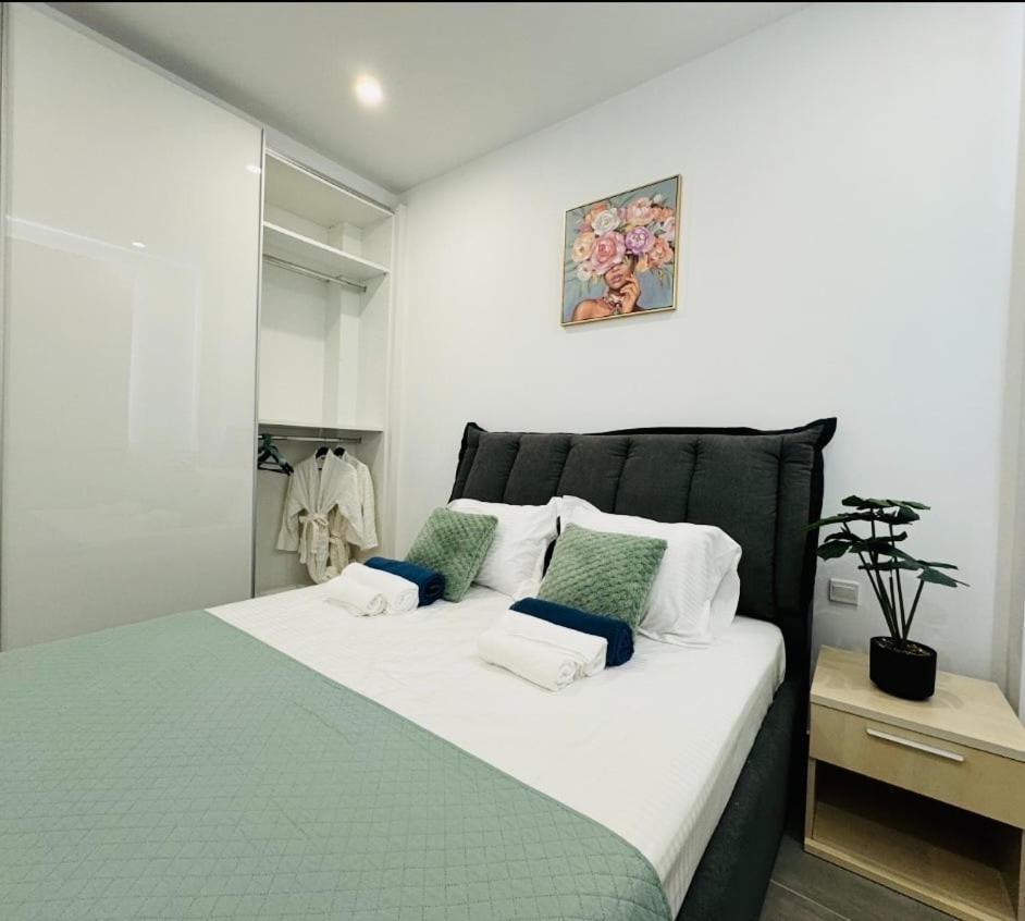 Apartment Sunny 2-bedroom - Pool, Gym & Balcony Views - Elysia Park- Center Paphos