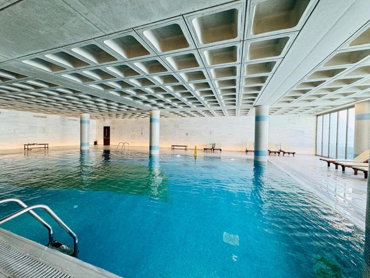 Sunny 2-bedroom - Pool, Gym & Balcony Views - Elysia Park- Center Apartment Paphos
