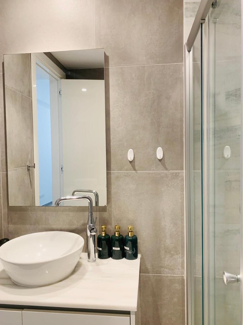 Apartment Sunny 2-bedroom - Pool, Gym & Balcony Views - Elysia Park- Center Paphos