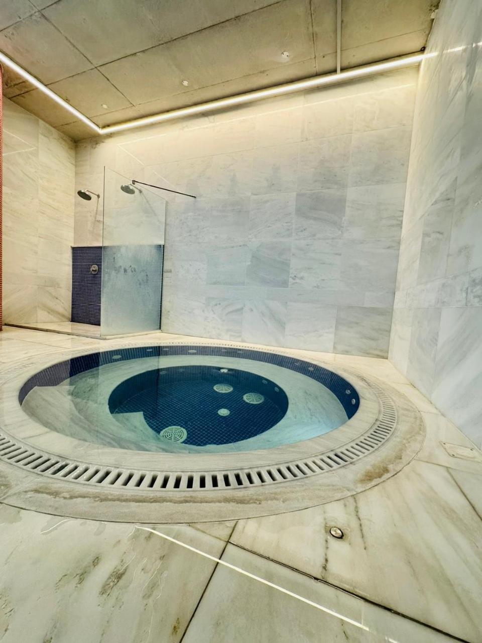 Sunny 2-bedroom - Pool, Gym & Balcony Views - Elysia Park- Center