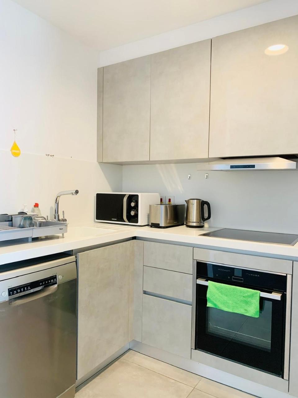 Apartment Sunny 2-bedroom - Pool, Gym & Balcony Views - Elysia Park- Center Paphos