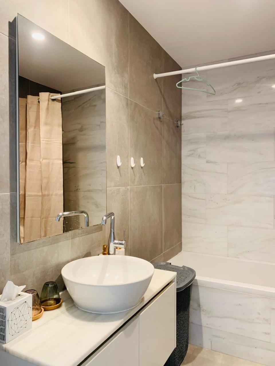 Sunny 2-bedroom - Pool, Gym & Balcony Views - Elysia Park- Center