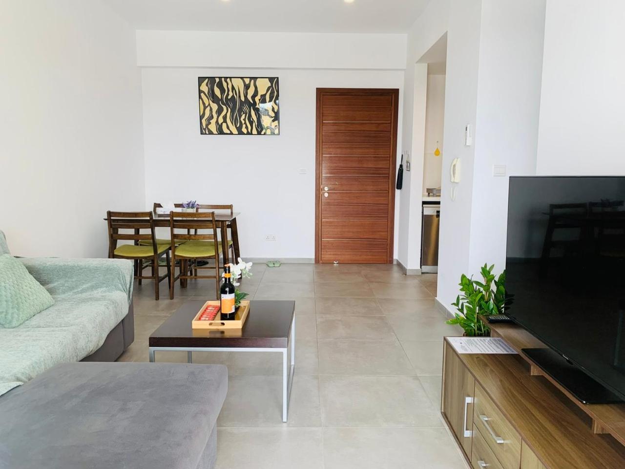 Sunny 2-bedroom - Pool, Gym & Balcony Views - Elysia Park- Center Apartment *