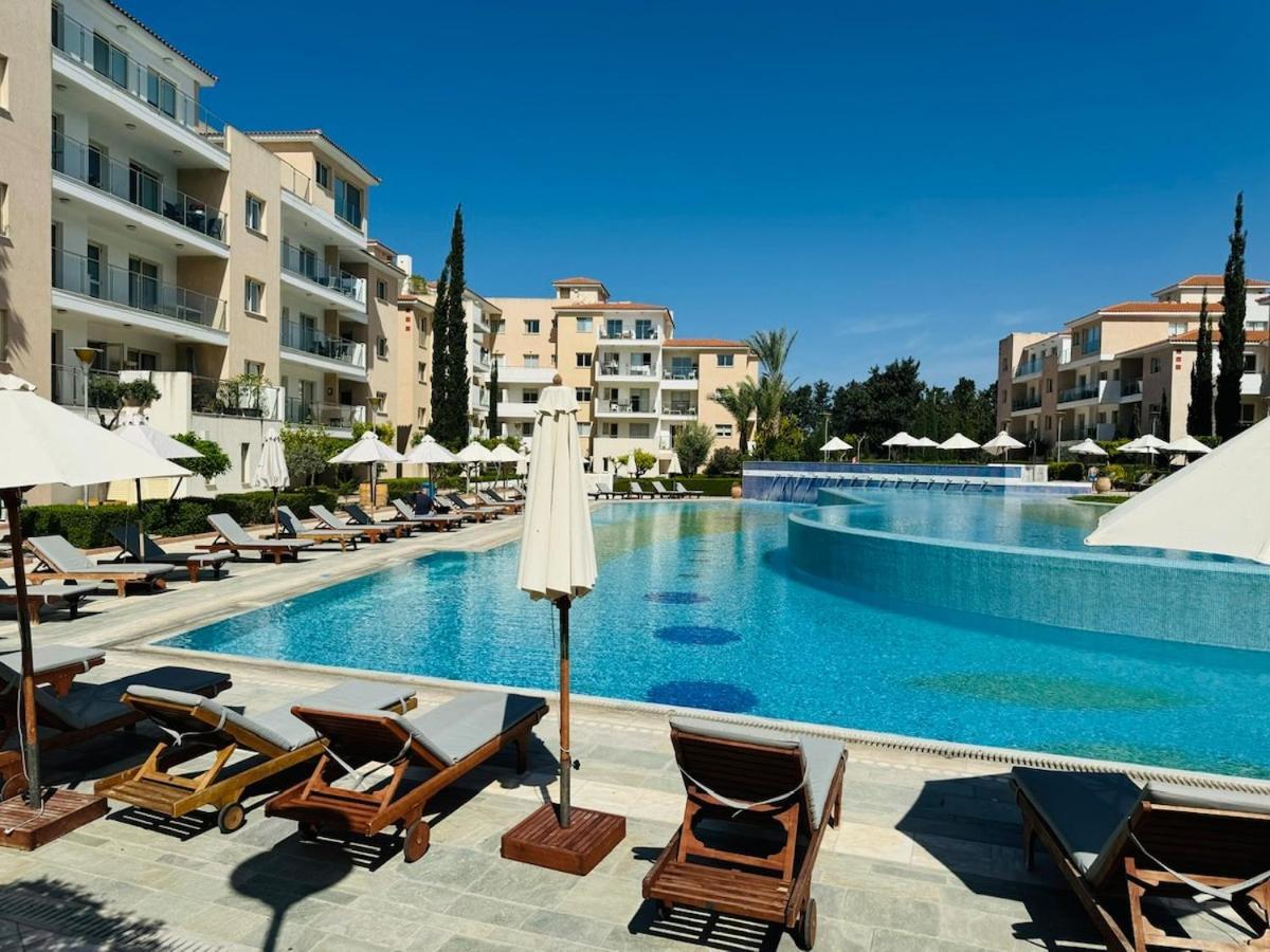 Sunny 2-bedroom - Pool, Gym & Balcony Views - Elysia Park- Center Paphos
