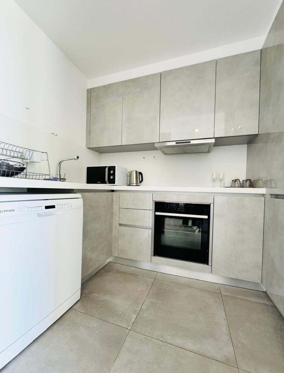 Sunny 2-bedroom - Pool, Gym & Balcony Views - Elysia Park- Center Paphos