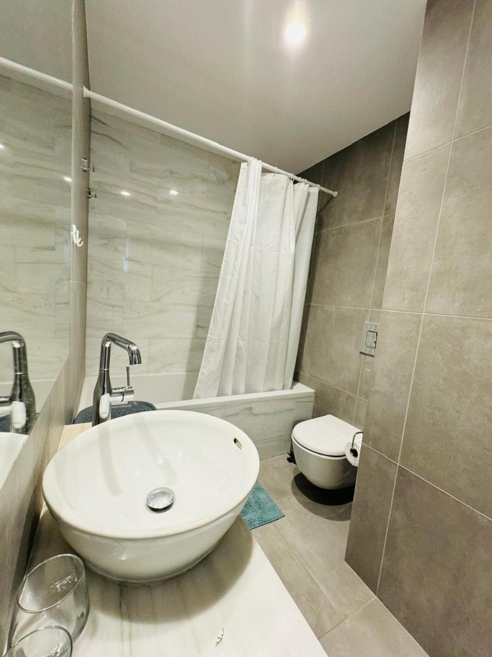 Sunny 2-bedroom - Pool, Gym & Balcony Views - Elysia Park- Center Apartment
